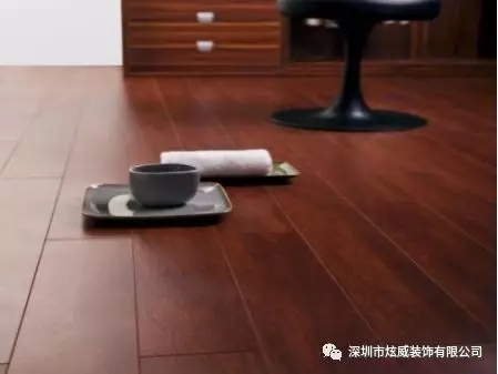 裝修地面鋪地板好還是貼瓷磚好？
