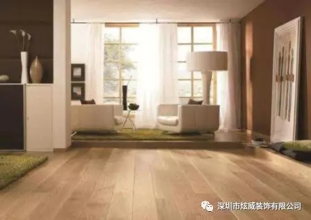 裝修地面鋪地板好還是貼瓷磚好？
